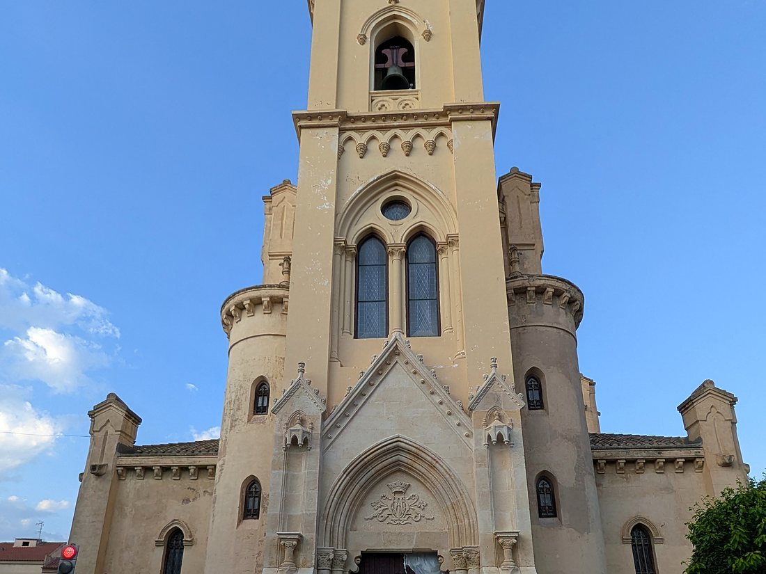 La portada del templo, desde la plaza